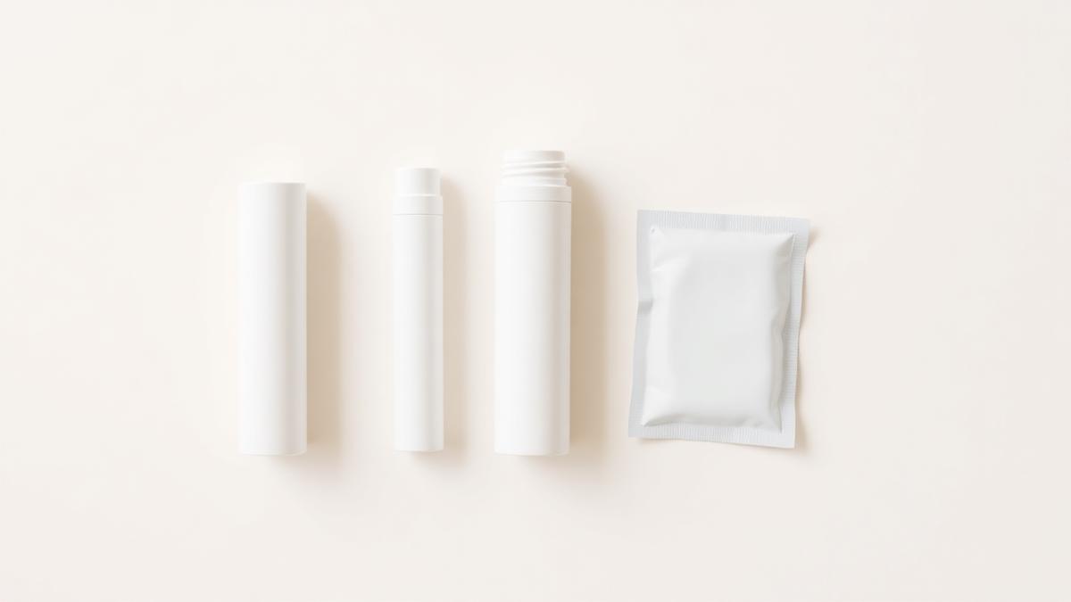 Produtos antitranspirantes variados dispostos sobre superfície clara